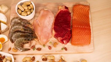 Etler, deniz ürünleri, fındıklar ve süt ürünleri çeşitliliği