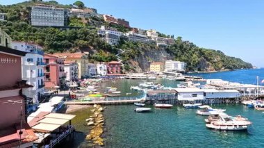 Teknelerin ve kıyı binalarının manzarası