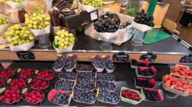 Bir Paris pazarında çeşitli meyveler sergileniyor