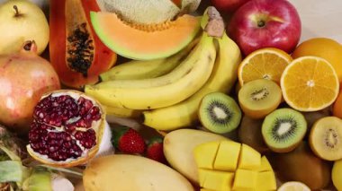 Çeşitli taze meyvelerden oluşan canlı bir karışım.