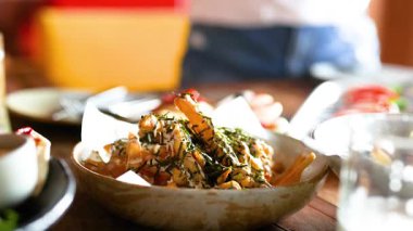 Lokantalar canlı bir ortamda lezzetli kızartmaların tadını çıkarıyor.