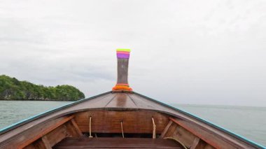 Tekne okyanusu aşıp yemyeşil adaya doğru yol alır.