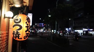 Geceleri insanlar geçerken fener parlıyor..