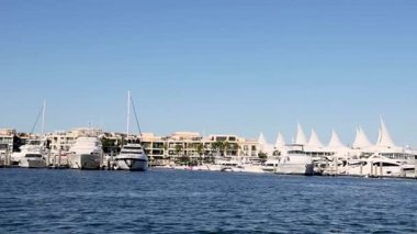 Tekneler güneşli bir limana yanaştı.