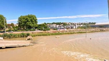 Tekne yanaşıyor, su sıçratıyor.