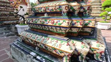 Süslü pagoda ve çevrenin ayrıntılı görünümü