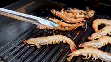 Karidesler ızgarada kızartılıyor.