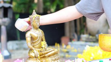 Törende Buda heykelinin üzerine su dök.