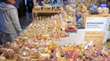 Çeşitli altın eşyalar ile renkli hediye dükkanı