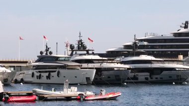 Monte Carlo limanında lüks yatlar ve tekneler