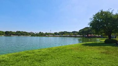 Park alanındaki panoramik gölet ve pavyon manzarası