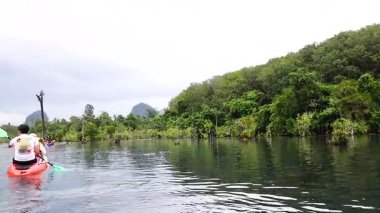 Krabi 'de kayak yaparken yemyeşil araziler keşfediyorum.