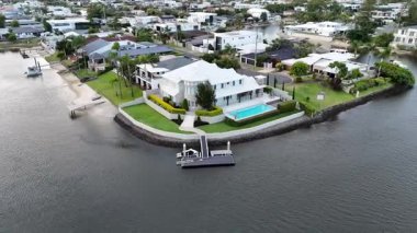 Nehir kenarındaki lüks bir evin havadan görünüşü