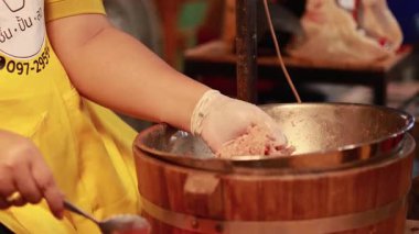 Sokak yemeklerinde hamur işi yapan eller.