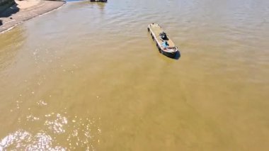 Thames nehri boyunca bir tekne seyahat eder.