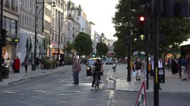Trafik ışıklarında yayalar, araçlar ve otobüsler