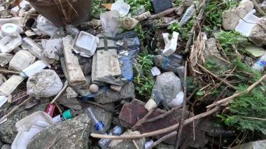 Enkaz ve çöplerin kaldırılmasını gösteren dizi