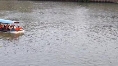 Turistler Ayutthaya 'da tekne turunun keyfini çıkarıyorlar