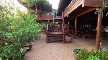 Yeşilliklerle çevrili ahşap mimari