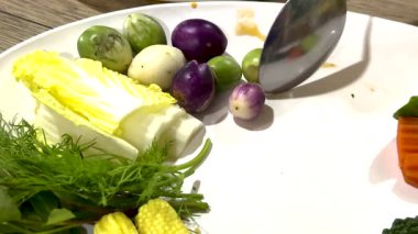 Beyaz bir tabakta çeşitli sebzeler.