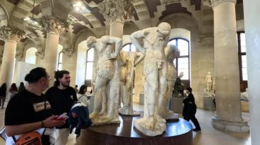 Louvre Müzesi, Paris 'te heykelleri keşfeden insanlar.