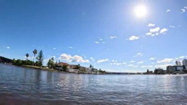 Kanal ve binalarla güneşli bir gün