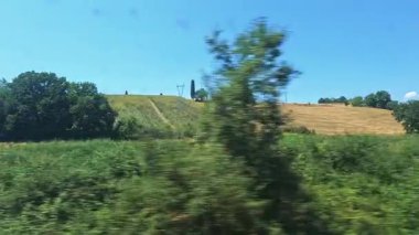 Trenden tarlaların ve ağaçların manzarası