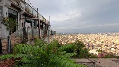 Napoli 'deki bir tepenin manzarası.