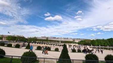 Paris 'teki Tuileries Garden' ın keyfini çıkaran ziyaretçiler