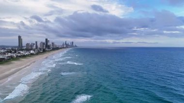 Kıyı şeridi ve şehrin gökyüzü manzarası