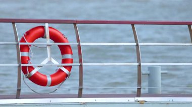 Bangkok 'ta bir nehre bakan korkuluklara bağlı sabit bir yaşam şamandırası, gün ışığında ele geçirildi.