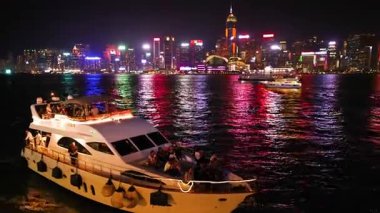 Arka planda şehir ışıklarıyla tekne turu