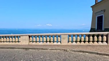 Deniz ve kıyı şeridinin panoramik görüntüsü