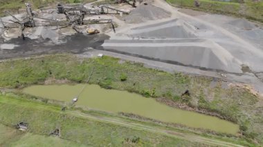 Kamyonları ve taş yığınları olan maden sahası