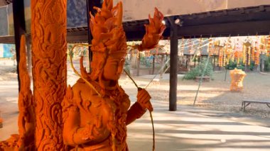 Huzurlu bir tapınakta ayrıntılı mum heykeli