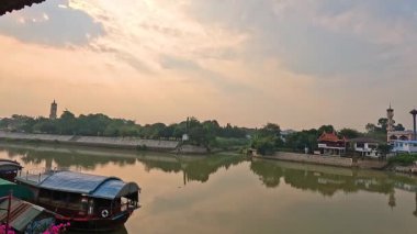 Sakin bir nehirde huzurlu bir tekne yolculuğu