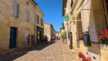 Turistler tarihi kaldırım taşları sokaklarında dolaşıyorlar.