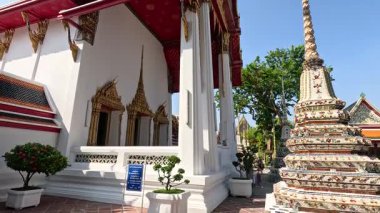 Wat Pho 'nun mimarisinin huzurlu bir görüntüsü.