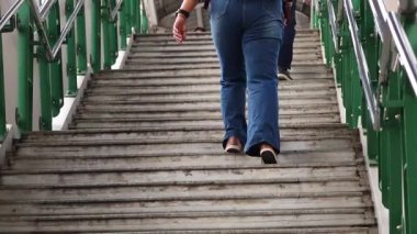 Merdivenlerden sabit bir hızda çıkan kişi.