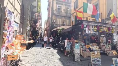 Tedarikçi ve turistlerle dolu kalabalık bir pazar caddesi.