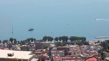 Napoli, İtalya 'da körfezde gezinen tekneler
