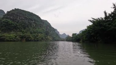 Bereketli yeşil dağlarla çevrili sakin bir nehir