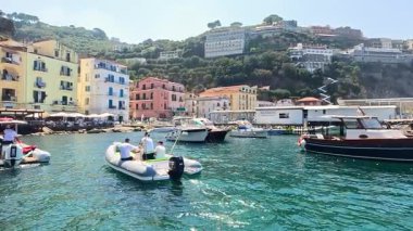 Turistler Sorrento 'da tekne turunun keyfini çıkarıyorlar.
