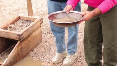 Birlikte altın arayan iki kişi.