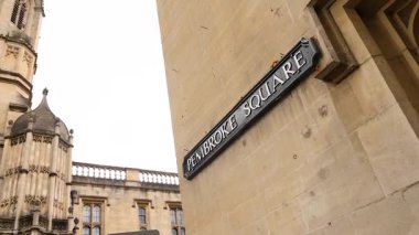 Ziyaretçiler Oxford 'daki tarihi mimariye hayranlar