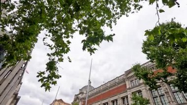 Ağaç dalları arasından müze manzarası