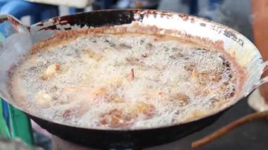 Markette kızgın yağda kızarmış tavuk.