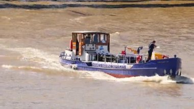 Londra 'da Thames Nehri' nde yol alan bir tekne.