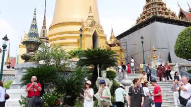 Ziyaretçiler Bangkok 'un ikonik tapınağını ve tapınağını keşfediyorlar