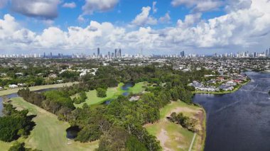 Golf sahası ve ufuk çizgisi manzaralı.